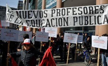 Comienza la huelga en los liceos de Montevideo y en la Universidad.