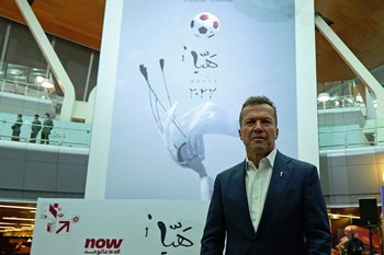 El alemán Lothar Matthäus posa delante del afiche del Mundial de Qatar 2022