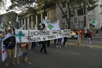 Los funcionarios de Salud Pública se mueven frente a la Biblioteca Nacional en la avenida 18 de Julio