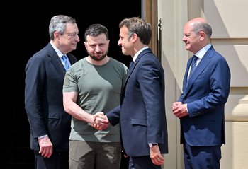 Emmanuel Macron, Olaf Scholz y Mario Draghi junto a Volodymyr Zelensky