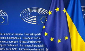La bandera ucraniana junto a la de la UE en el Parlamento Europeo