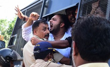 La policía detiene a activistas del partido Congreso de la Juventud de Mumbai Pradesh durante una protesta contra el nuevo esquema de reclutamiento