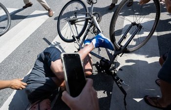 El presidente de los Estados Unidos, Joe Biden, se cae de su bicicleta cuando se acerca a los simpatizantes después de un paseo en bicicleta
