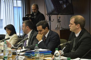 El subsecretario José Luis Satdjian actualizó información en el Parlamento.