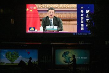 Esta foto de archivo tomada el 10 de septiembre de 2021 muestra una pantalla grande que muestra un programa de noticias con el presidente chino, Xi Jinping, hablando por video en la apertura de la Cumbre virtual Brics organizada por India.