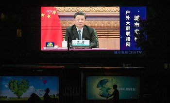 Esta foto de archivo tomada el 10 de septiembre de 2021 muestra una pantalla grande que muestra un programa de noticias con el presidente chino, Xi Jinping, hablando por video en la apertura de la Cumbre virtual Brics organizada por India.