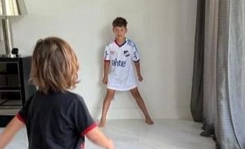 Benjamín con la camiseta tricolor, en la foto que subió Suárez e ilusionó a los hinchas