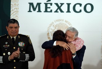 López Obrador abraza a la hija del líder guerrillero Lucio Cabañas