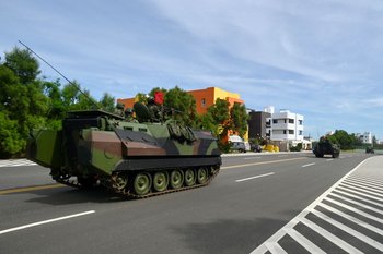 Esta foto tomada el 30 de mayo de 2022 muestra vehículos militares pesados ​​taiwaneses que viajan por una carretera cerca de Magong en las islas Penghu.