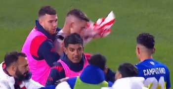 Se armó lío entre los jugadores de Boca y Unión al final del partido y el uruguayo Diego Polenta, quien estuvo en el banco, ayudó a separar 