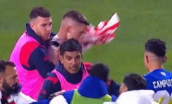 Se armó lío entre los jugadores de Boca y Unión al final del partido y el uruguayo Diego Polenta, quien estuvo en el banco, ayudó a separar 