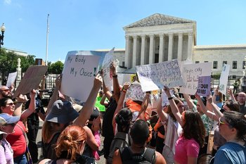 Miles de mujeres salieron a las calles a manifestarse en contra de la decisión de la Suprema Corte de Justicia que derogó el derecho al aborto en Estados Unos Unidos.