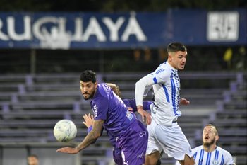 Adrián Balboa de Defensor Sporting busca la pelota en el partido ante Cerro Largo