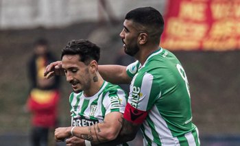 Maicol Ferreira no gritó su gol, Gorocito lo abraza