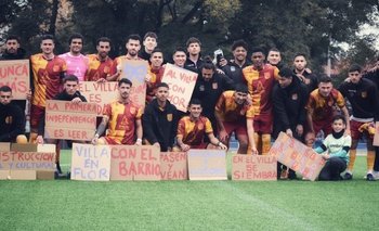 Formación de los futbolistas de Villa Española previo al partido con Racing, con varios mensajes de apoyo a la institución