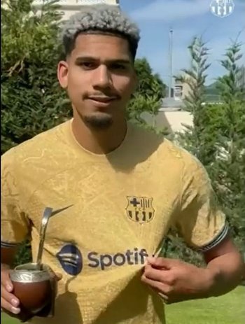Ronald Araujo con la nueva camiseta de Barcelona