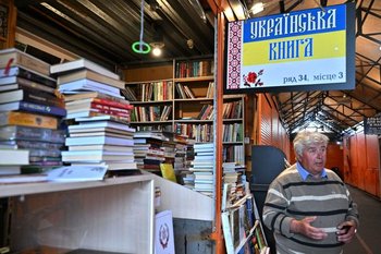 Librero ucranianos en el masivo mercado de libros de Petrivka en Kiev