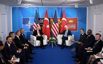 El presidente de los Estados Unidos, Joe Biden y el presidente de Turquía, Recep Tayyip Erdogan mantienen una reunión bilateral al margen de la cumbre de la OTAN en el centro de congresos Ifema en Madrid, el 29 de junio.