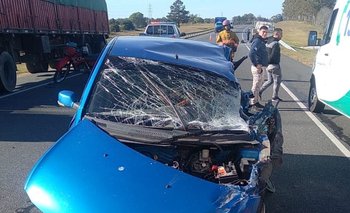 El conductor del auto murió, y su acompañante resultó herida