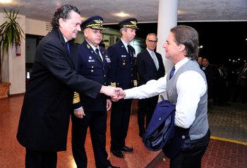 Lacalle Pou le da la mano al prosecretario de Presidencia, Rodrigo Ferrés, en el acta de traspaso de mando