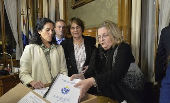 Graciela Bianchi recibe el proyecto de ley de parte de Azucena Arbeleche.