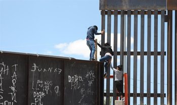 Inmigrantes centroamericanos intentando ingresar al territorio estadounidense
