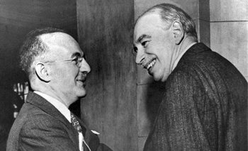 Harry Dexter White, subsecretario del Tesoro de EEUU (izquierda), y el inglés John Maynard Keynes en la reunión inaugural del Fondo Monetario Internacional en Savannah, Georgia, el 8 de marzo de 1946