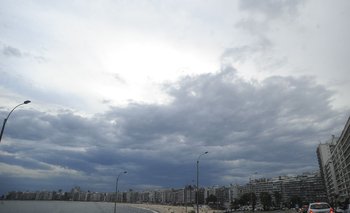 Cielo nublado en rambla de Montevideo