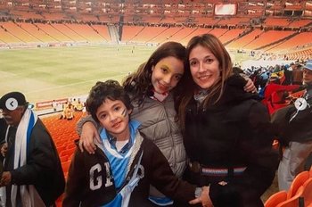 Diego con su madre y su hermana tras el partido ante Ghana