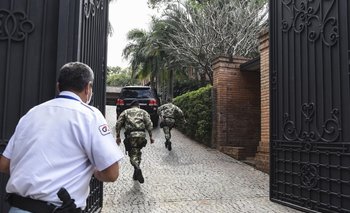 El expresidente argentino Mauricio Macri llega a la casa del expresidente paraguayo Horacio Cartés