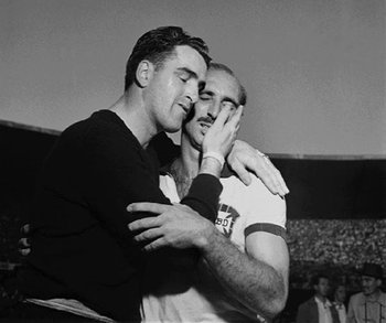 Roque Máspoli consuela al capitán brasileño, Augusto, al término de la final de Maracaná en 1950