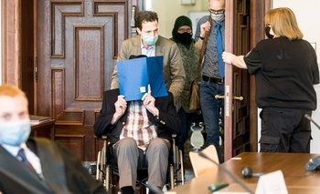 Bruno Dey, un exguardia SS, llega a un juicio en Hamburgo, Alemania