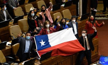 Diputados chilenos festejan después de la votación en el Congreso