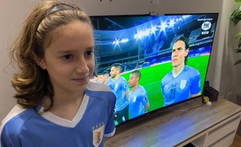 Renán y el himno uruguayo en el partido ante Paraguay