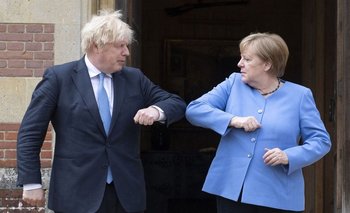 A la izquierda el primer ministro del Reino Unido, Boris Johnson. A la derecha la canciller alemana, Angela Merkel