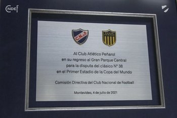 La ya famosa plaqueta que Nacional le entregó a Peñarol el pasado domingo 4 de julio en el clásico del Torneo Apertura