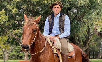 Maxi Gómez a caballo en su campo