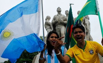 Hinchas de Argentina y Brasil en Bangladés