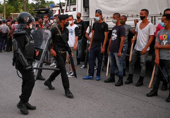 La policía antidisturbios recorriendo las calles luego de una manifestación contra el gobierno en Arroyo Naranjo, La Habana