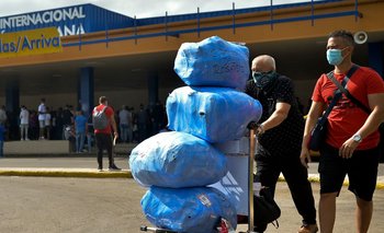 Los viajeros que lleguen a Cuba ahora pueden ingresar alimentos, medicinas y otros artículos esenciales sin pagar aduanas, anunció el gobierno