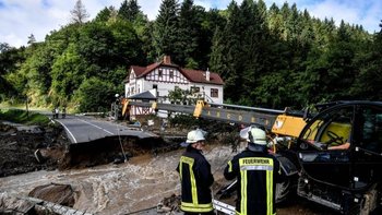 Bomberos salieron al rescate y a reparar los daños por las inundaciones en Schuld, Alemania