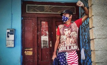 Un hombre en La Habana vistiendo un pantalón corto con la bandera de EE.UU,