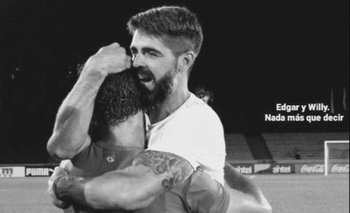 El abrazo entre Edgar y Williams Martínez con la camiseta de Rampla