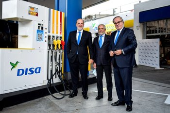 El CEO del Grupo DISA, José Carceller, junto al CEO de DISA Uruguay, Arístides Bonilla y el presidente del Grupo DISA, Demetrio Carceller Arce