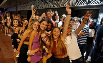 Clientes en la cola para entrar en un club nocturno en Brighton, Inglaterra, celebran el fin de las restricciones.