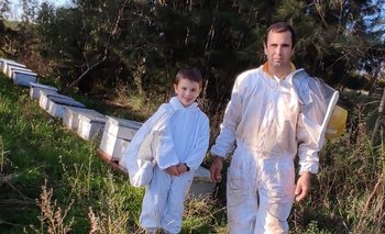 Fabricio con su hijo Joaquín, en uno de los apiarios donde se genera la miel con la que se destacó en la cata.
