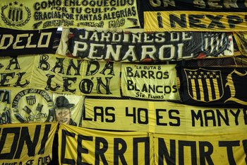 Foto de archivo. Banderas de Peñarol