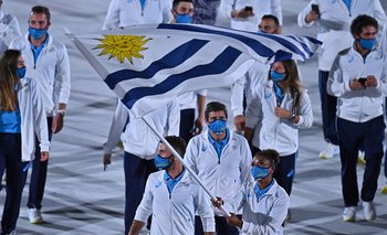 Deborah Rodríguez y Bruno Cetraro con la bandera uruguaya