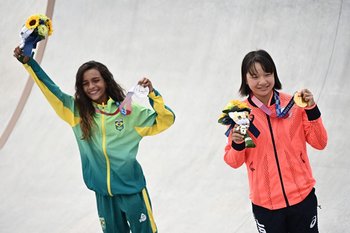 Las dos niñas de 13 años, la brasileña Rayssa Leal (plata) y la japonesa Momiji Nishiya (oro), celebraron en el podio 