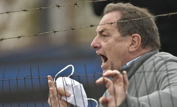 Álvaro Queijo vibrando en un partido de Peñarol
